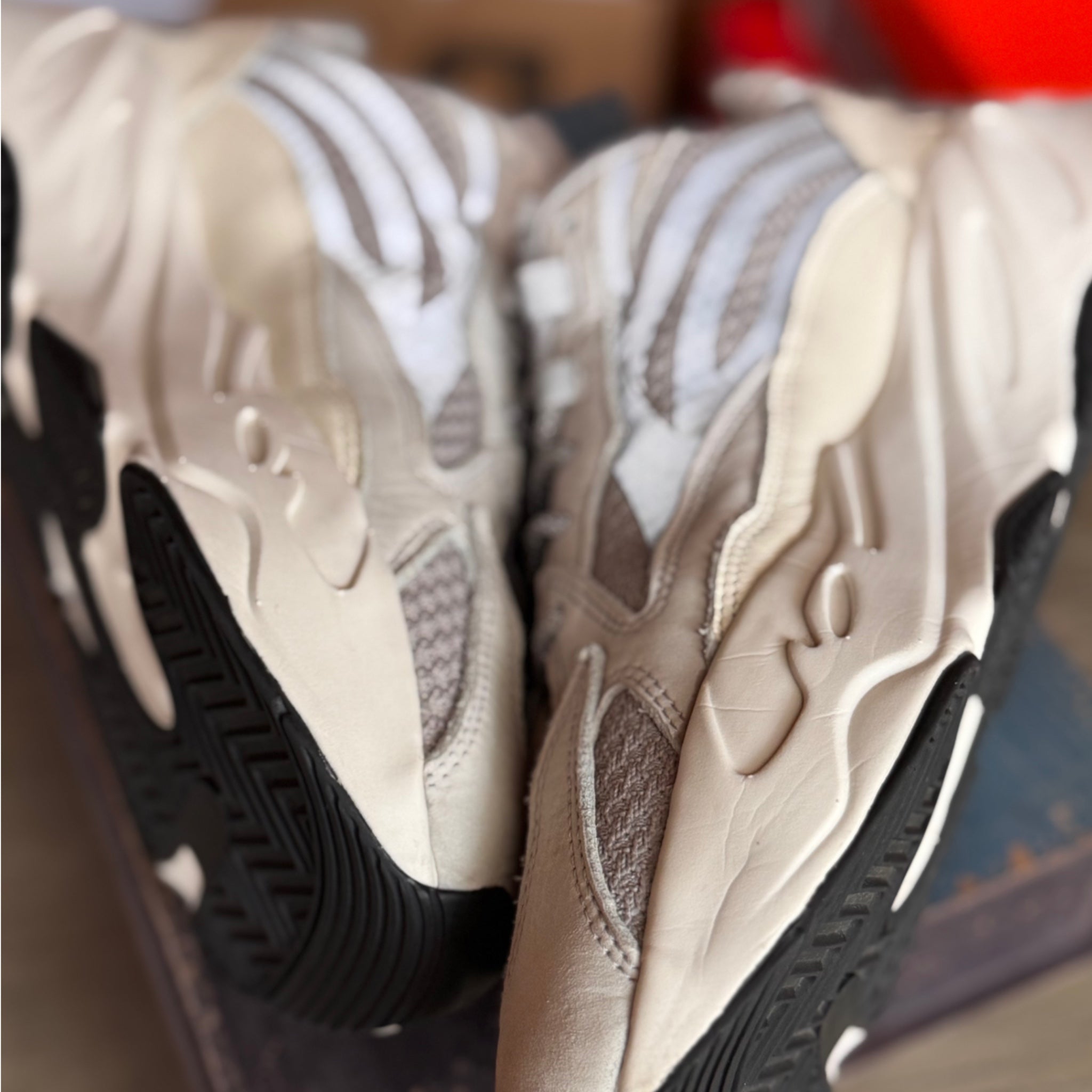 adidas Yeezy Boost 700 V2 Static 2018 (USED)